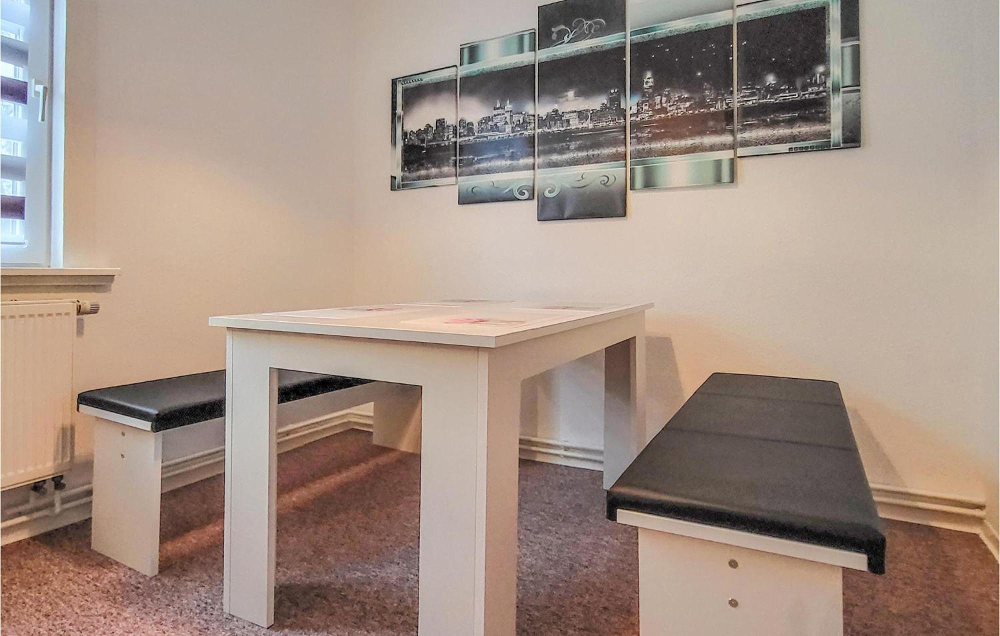 2 Bedroom Nice Apartment In 프리에드리치로다 외부 사진